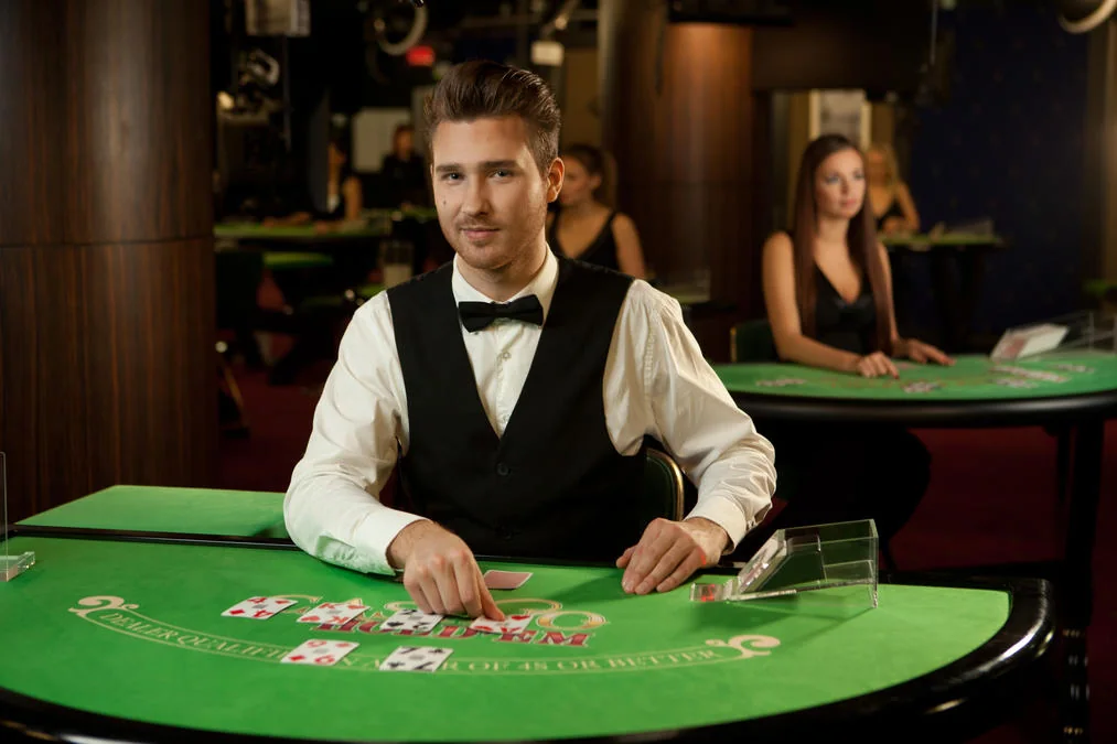 Tampilan meja kasino live dengan dealer dan suasana permainan real-time